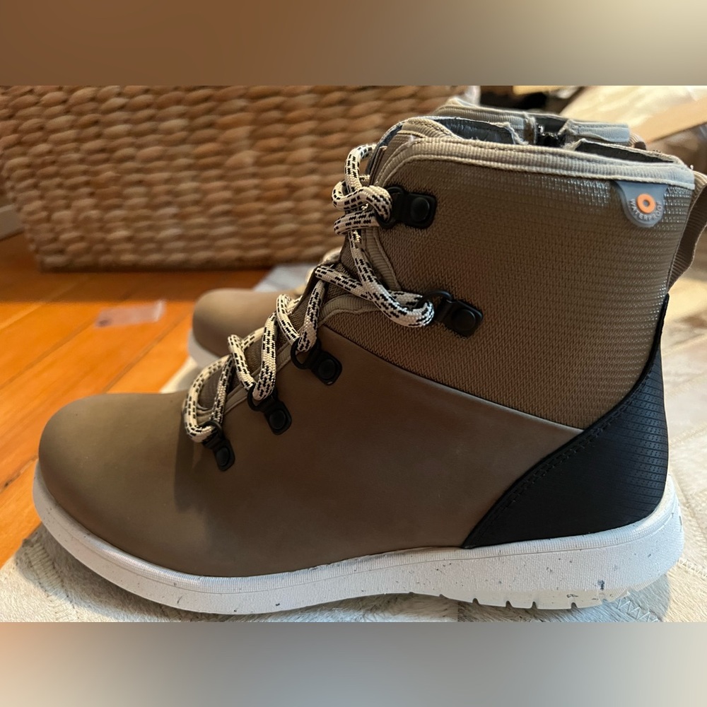 BOGS Juniper Hiker Taupe Size 7.5 *New in Box*